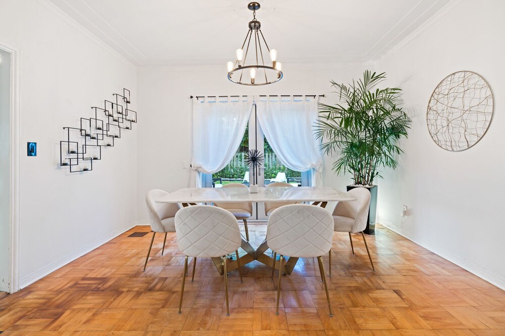 Unique 3bd Villa / 7 Seats hot tub / Sleeps 8