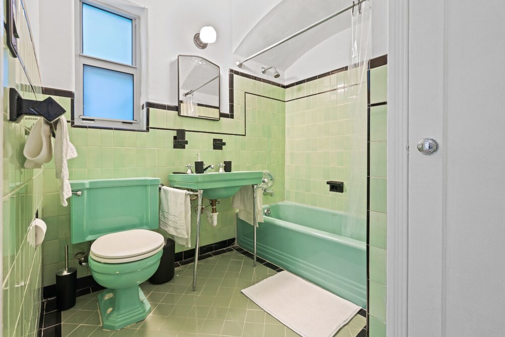 Unique 3bd Villa / 7 Seats hot tub / Sleeps 8