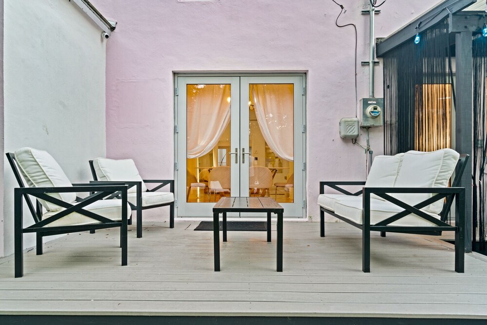 Unique 3bd Villa / 7 Seats hot tub / Sleeps 8