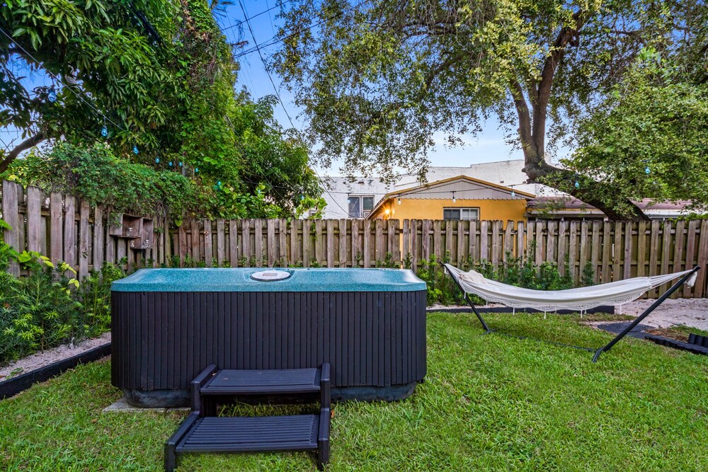 Unique 3bd Villa / 7 Seats hot tub / Sleeps 8