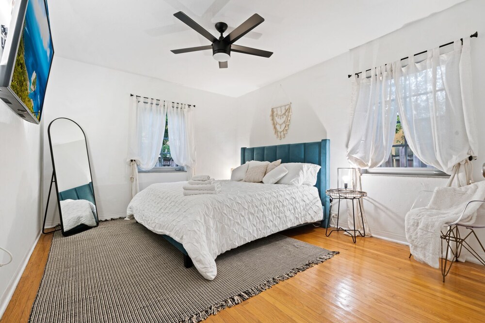 Unique 3bd Villa / 7 Seats hot tub / Sleeps 8