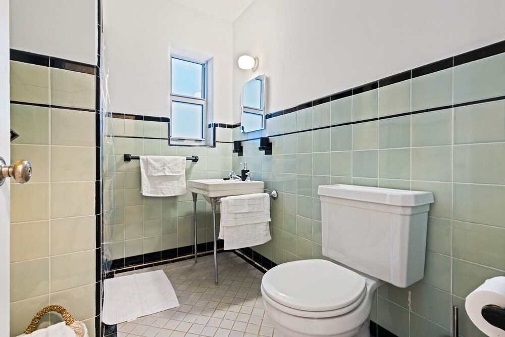 Unique 3bd Villa / 7 Seats hot tub / Sleeps 8