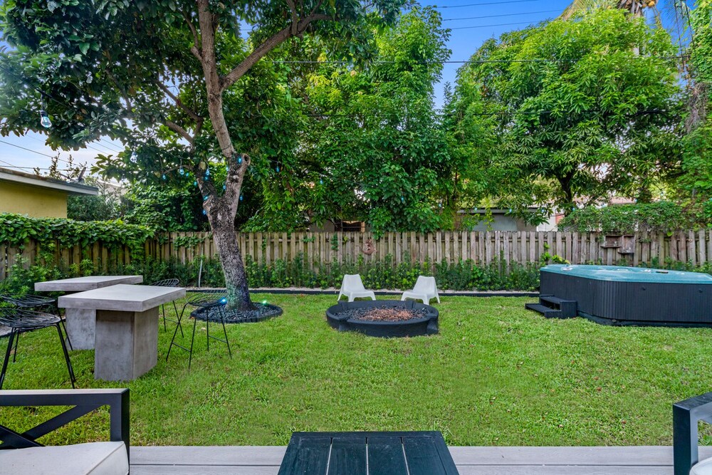 Unique 3bd Villa / 7 Seats hot tub / Sleeps 8