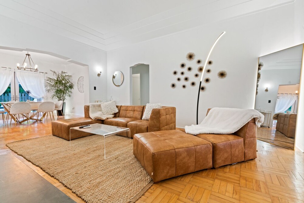 Unique 3bd Villa / 7 Seats hot tub / Sleeps 8