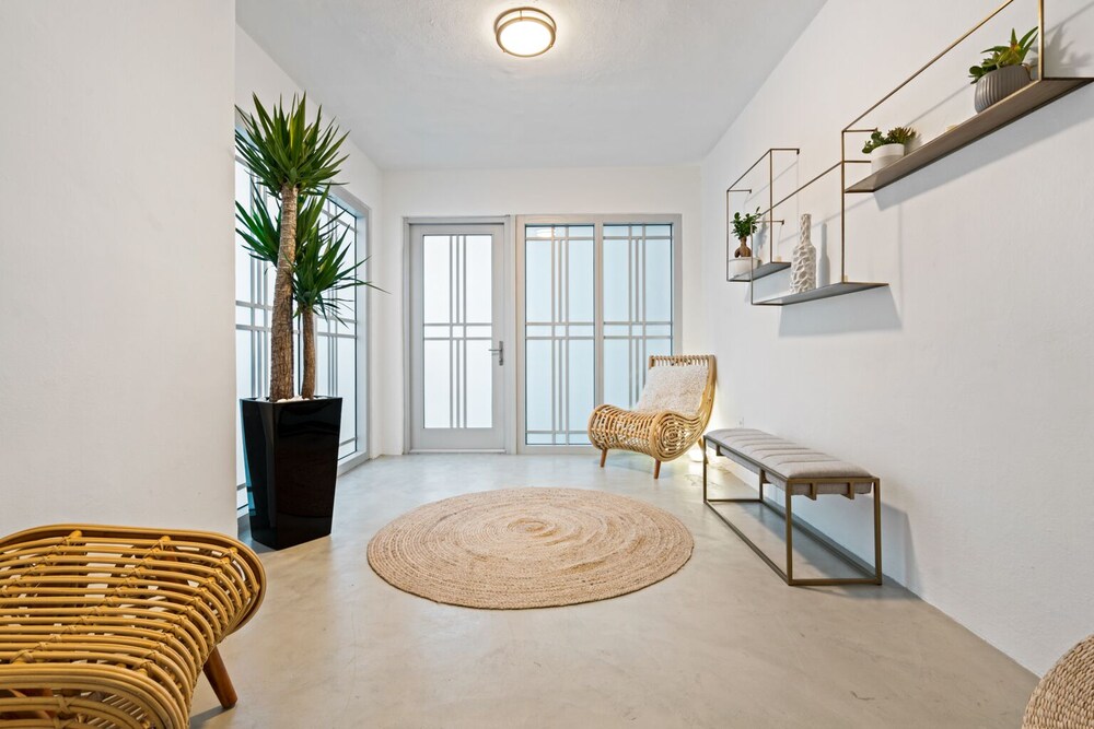 Unique 3bd Villa / 7 Seats hot tub / Sleeps 8