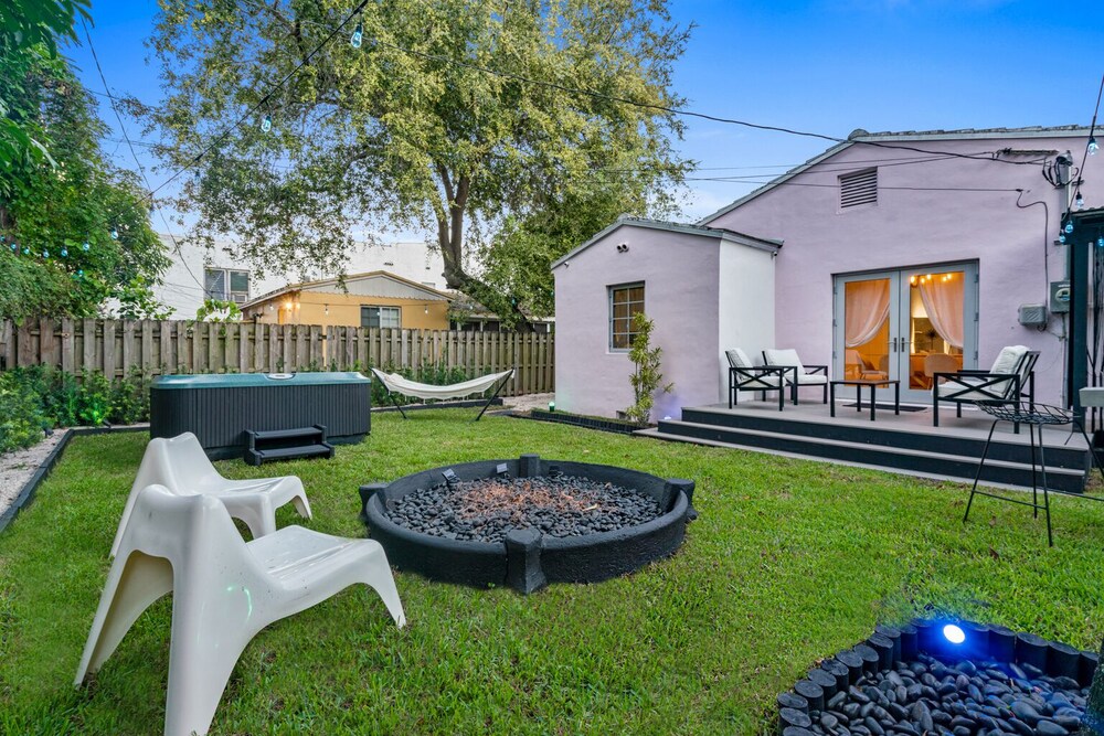 Unique 3bd Villa / 7 Seats hot tub / Sleeps 8