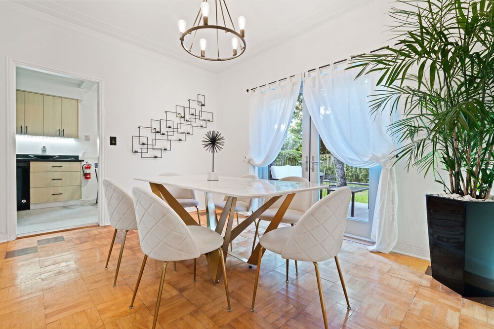 Unique 3bd Villa / 7 Seats hot tub / Sleeps 8