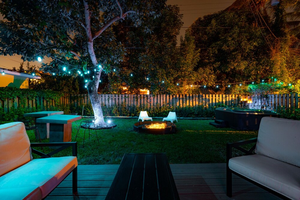 Unique 3bd Villa / 7 Seats hot tub / Sleeps 8