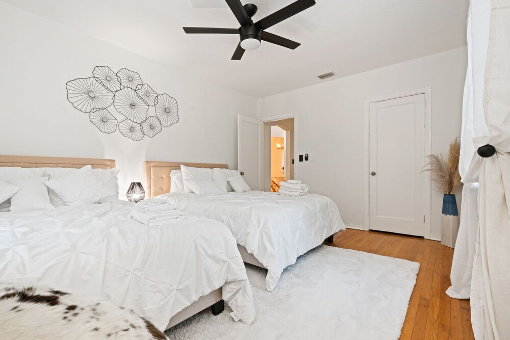 Unique 3bd Villa / 7 Seats hot tub / Sleeps 8