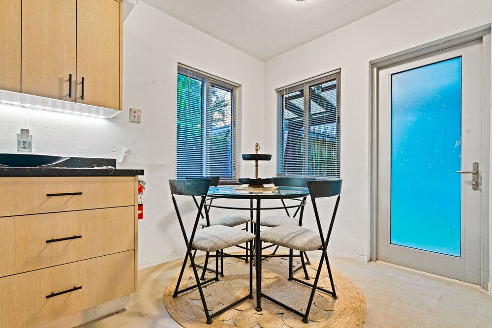 Unique 3bd Villa / 7 Seats hot tub / Sleeps 8