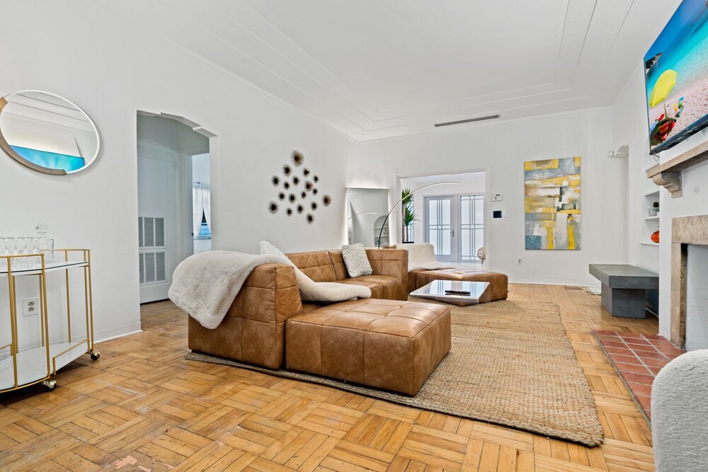 Unique 3bd Villa / 7 Seats hot tub / Sleeps 8