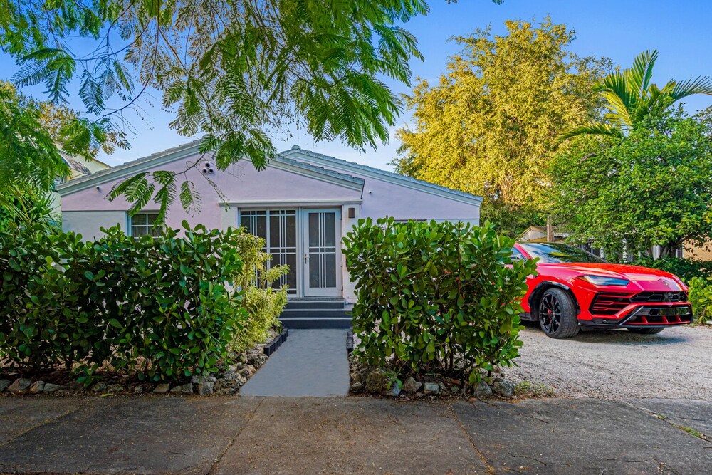 Unique 3bd Villa / 7 Seats hot tub / Sleeps 8