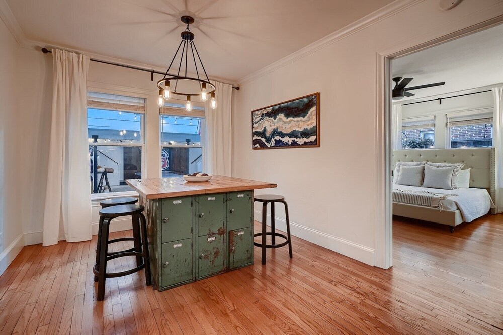 1716 Fairview 6KING/4BA + Groups & Events Houston Vrbo