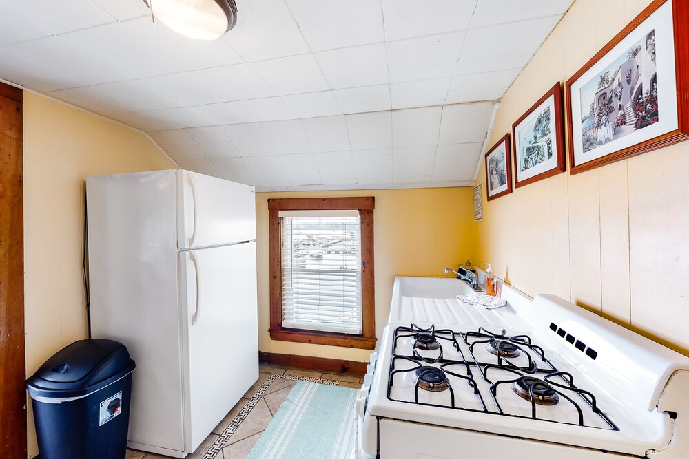 Lakefront Cottage with Screened Deck, Great Lake View, WiFi & Shared