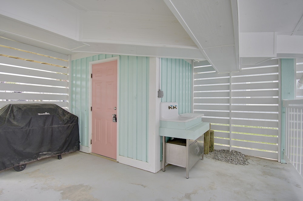 "Unleashed & Untied" Pet Friendly Canal Home, 3 Bedrooms / 2