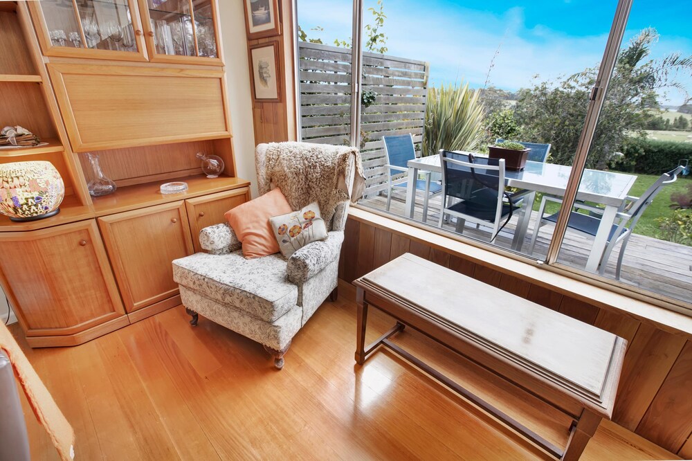 Nestled alongside the Bairnsdale Golf Course and boasts magnificent views