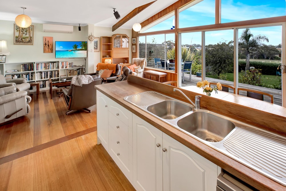 Nestled alongside the Bairnsdale Golf Course and boasts magnificent views