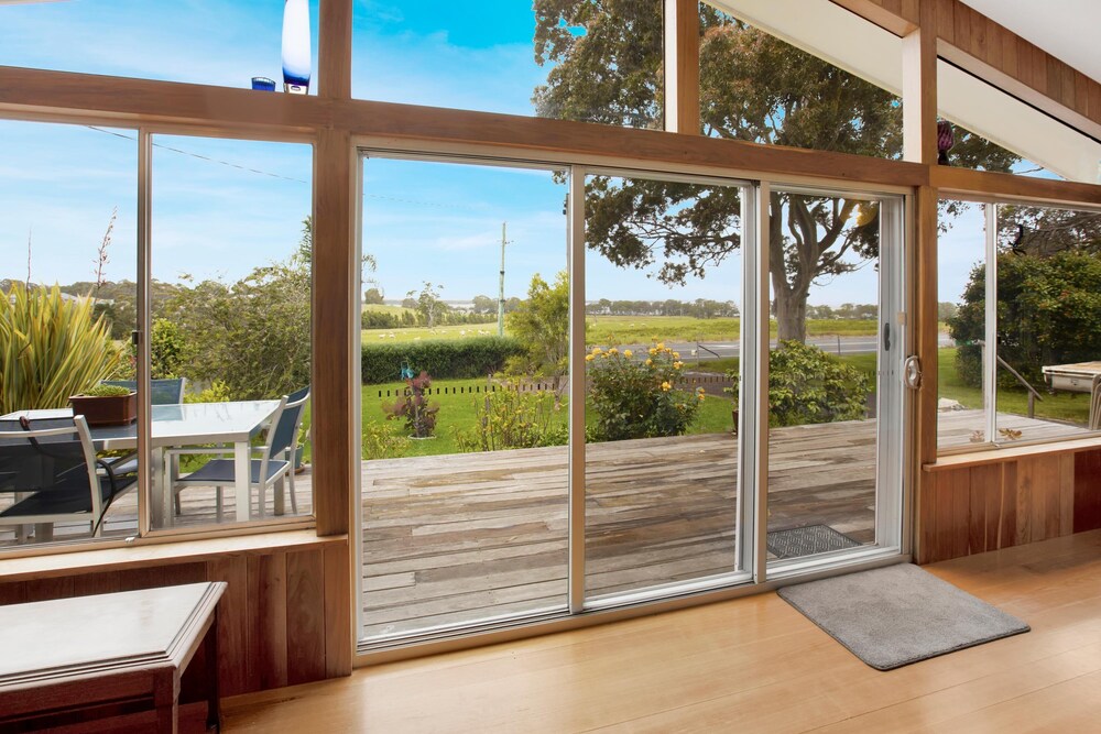 Nestled alongside the Bairnsdale Golf Course and boasts magnificent views