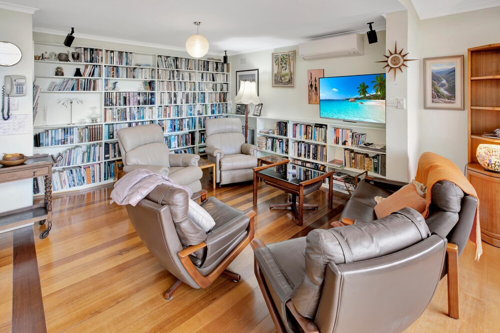 Nestled alongside the Bairnsdale Golf Course and boasts magnificent views