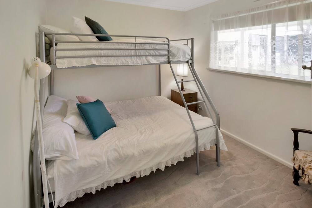 Nestled alongside the Bairnsdale Golf Course and boasts magnificent views