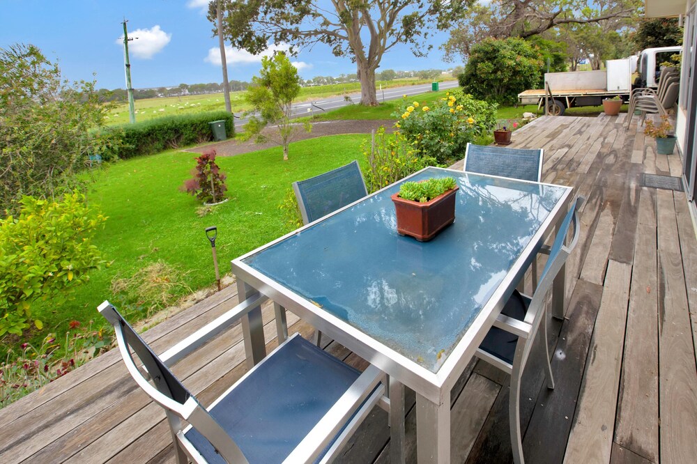 Nestled alongside the Bairnsdale Golf Course and boasts magnificent views