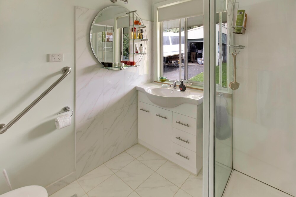 Nestled alongside the Bairnsdale Golf Course and boasts magnificent views