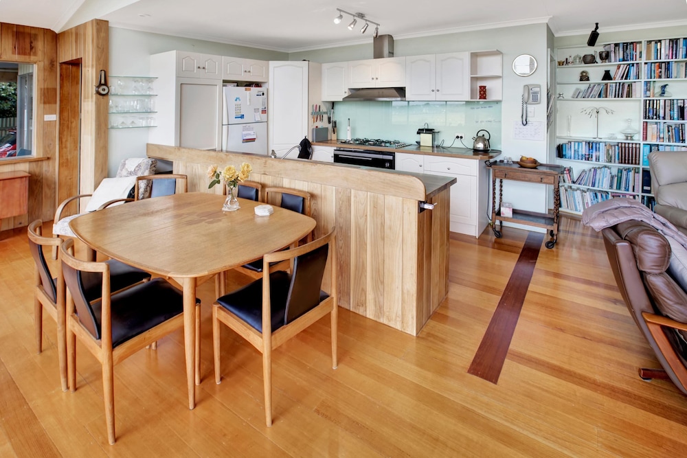 Nestled alongside the Bairnsdale Golf Course and boasts magnificent views