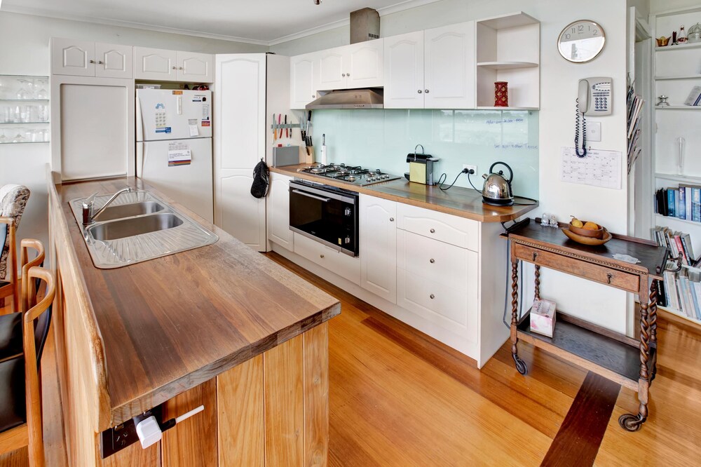 Nestled alongside the Bairnsdale Golf Course and boasts magnificent views