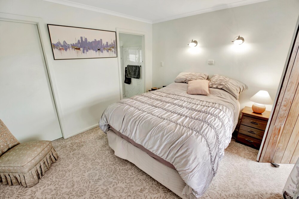 Nestled alongside the Bairnsdale Golf Course and boasts magnificent views