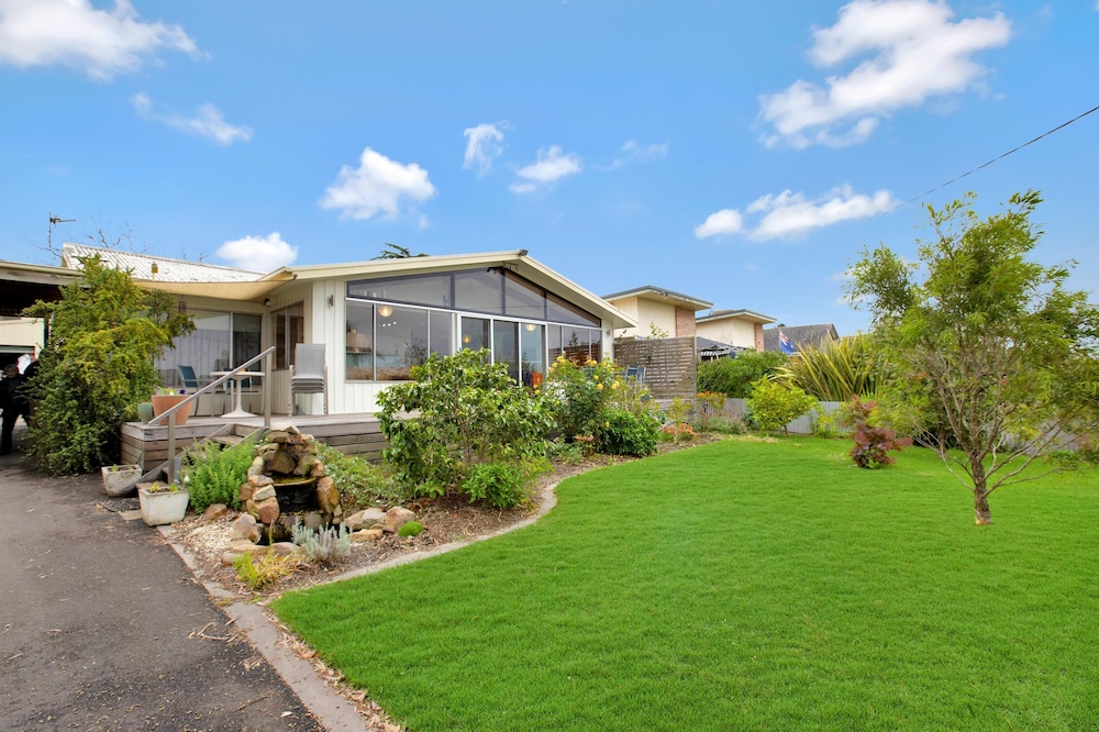 Nestled alongside the Bairnsdale Golf Course and boasts magnificent views