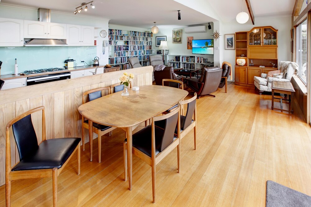 Nestled alongside the Bairnsdale Golf Course and boasts magnificent views