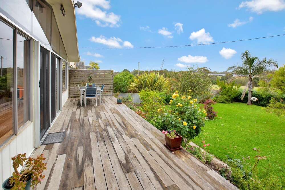 Nestled alongside the Bairnsdale Golf Course and boasts magnificent views