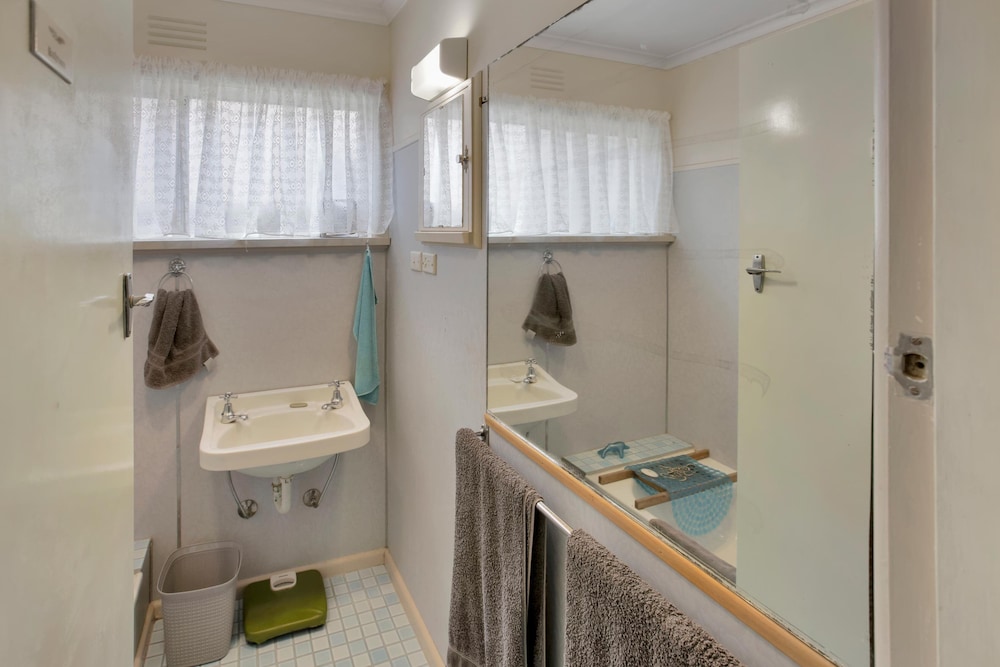 Nestled alongside the Bairnsdale Golf Course and boasts magnificent views