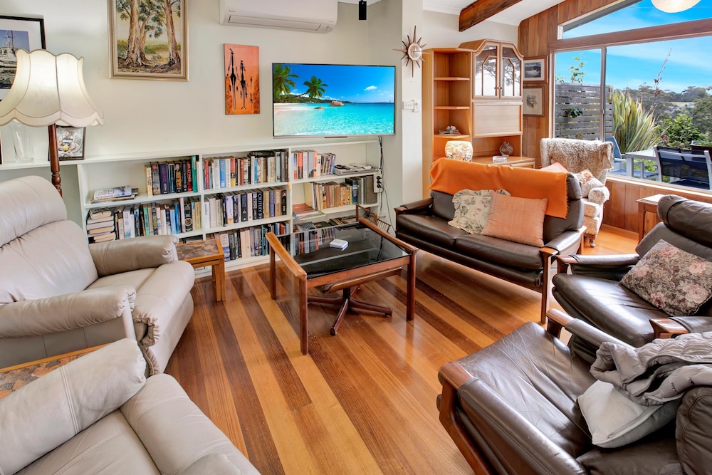 Nestled alongside the Bairnsdale Golf Course and boasts magnificent views