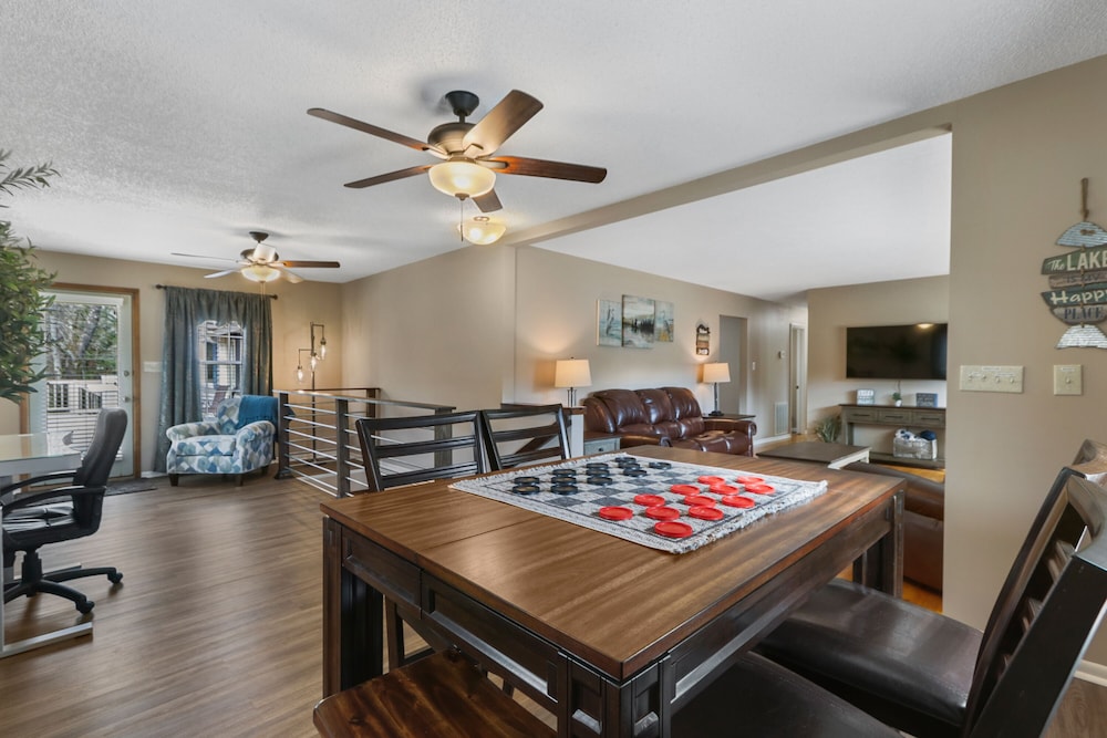 On Lake w/Dock/Spa Near UT/Windrock/Golf/ Shopping Pontoon boat avail