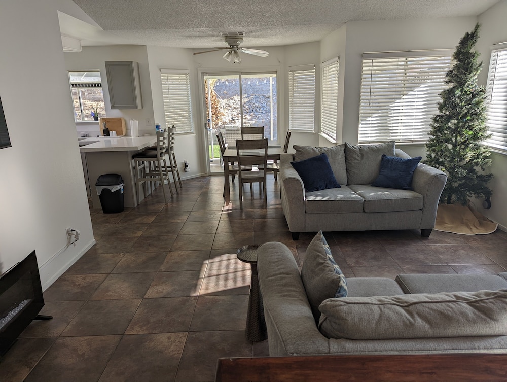 Shared cozy modernized residential home in Las Vegas (Master Bedroom)