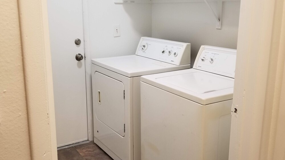 Shared cozy modernized residential home in Las Vegas (Master Bedroom)