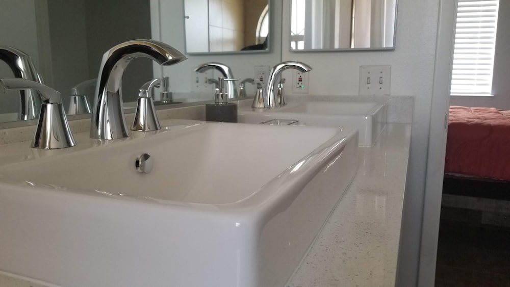 Shared cozy modernized residential home in Las Vegas (Master Bedroom)