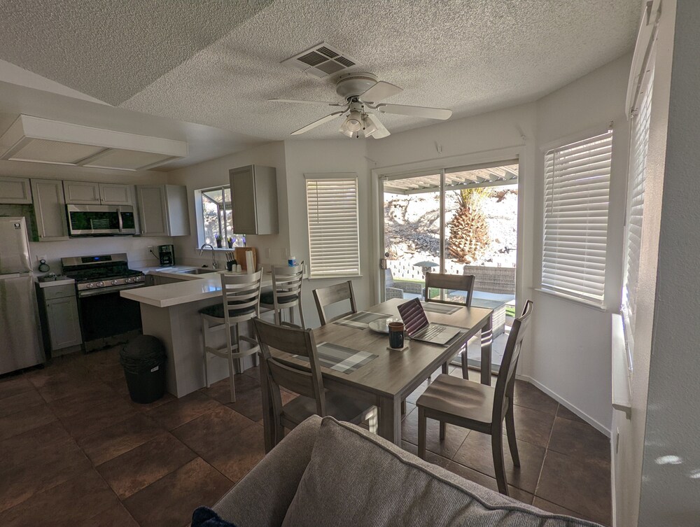 Shared cozy modernized residential home in Las Vegas (Master Bedroom)