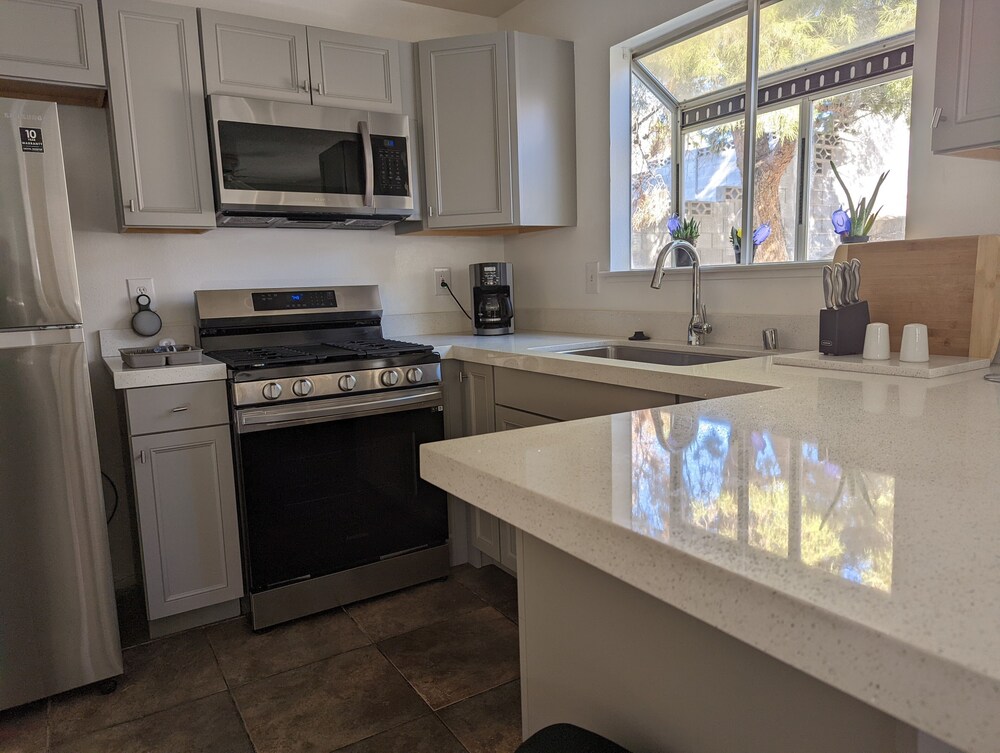 Shared cozy modernized residential home in Las Vegas (Master Bedroom)