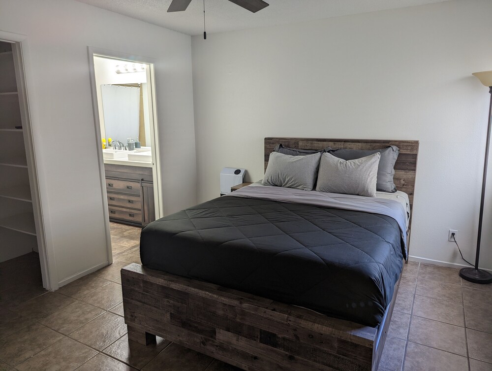 Shared cozy modernized residential home in Las Vegas (Master Bedroom)