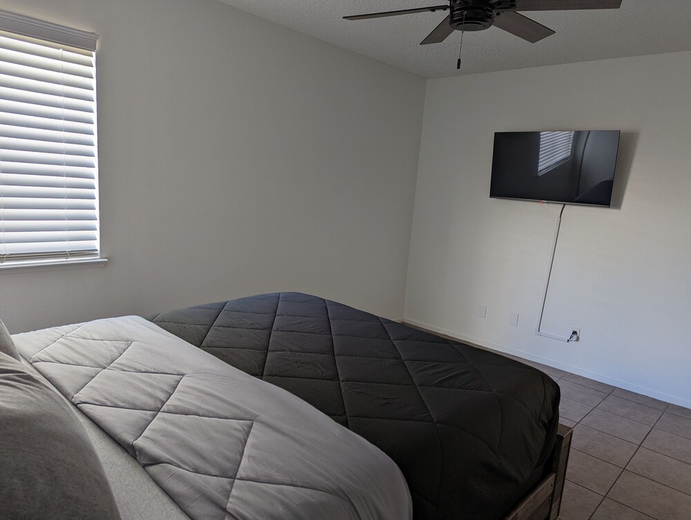 Shared cozy modernized residential home in Las Vegas (Master Bedroom)