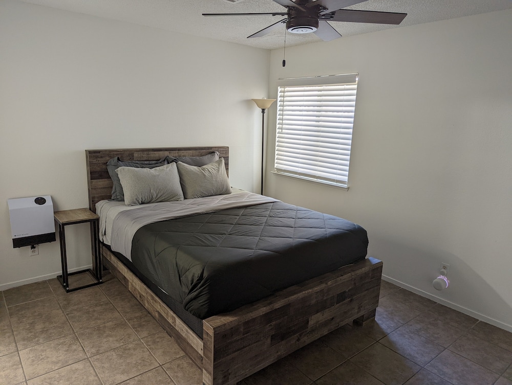 Shared cozy modernized residential home in Las Vegas (Master Bedroom)