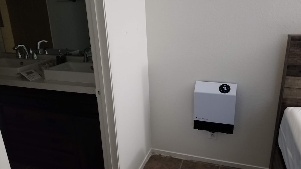 Shared cozy modernized residential home in Las Vegas (Master Bedroom)