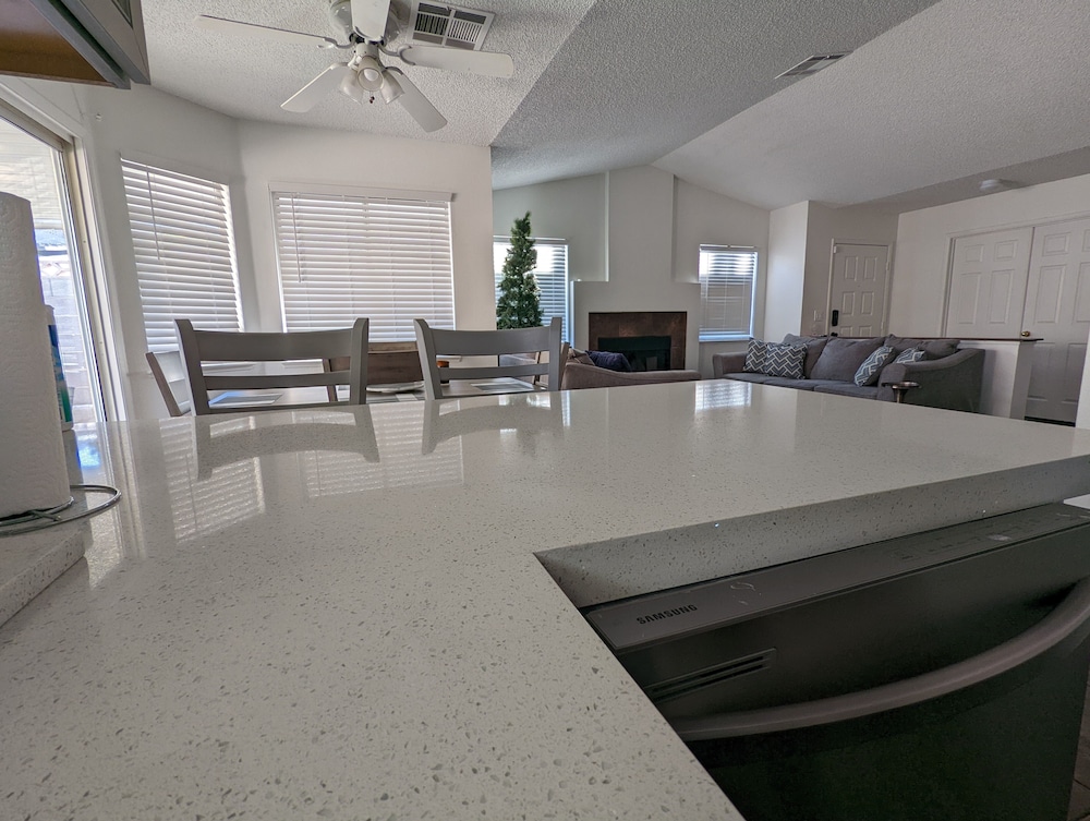 Shared cozy modernized residential home in Las Vegas (Master Bedroom)