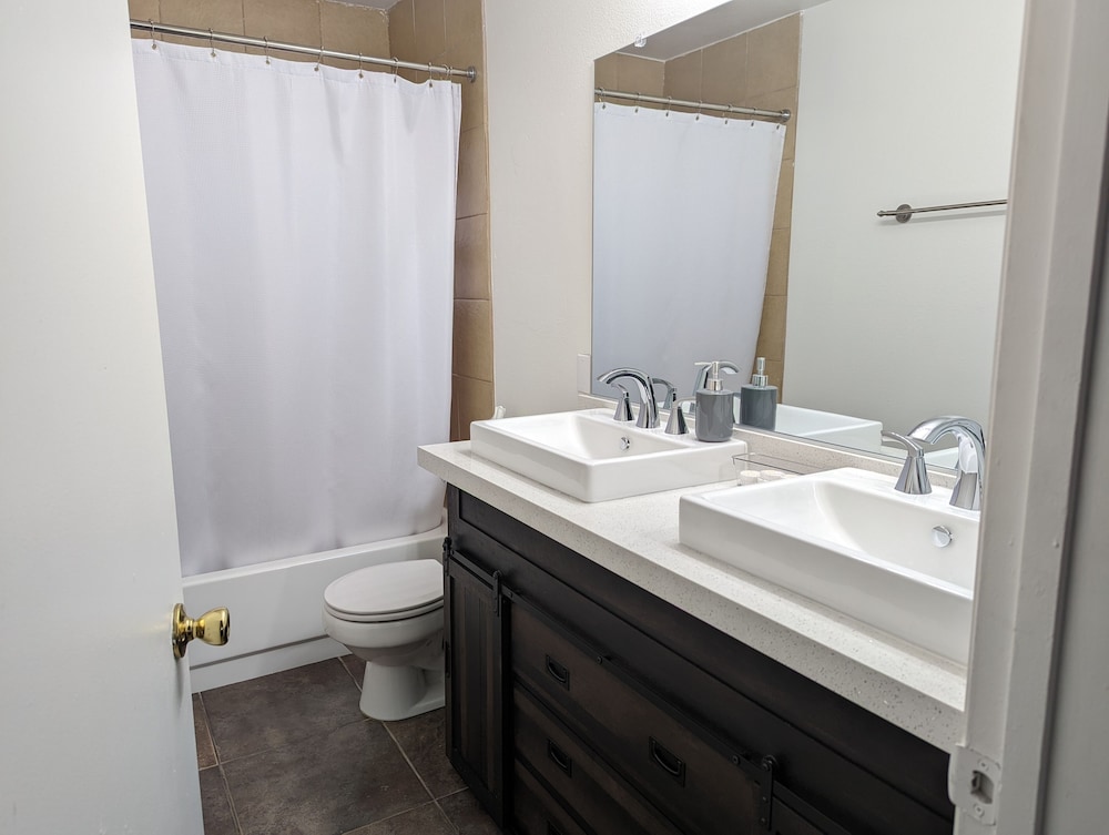 Shared cozy modernized residential home in Las Vegas (Master Bedroom)