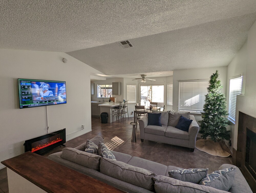 Shared cozy modernized residential home in Las Vegas (Master Bedroom)