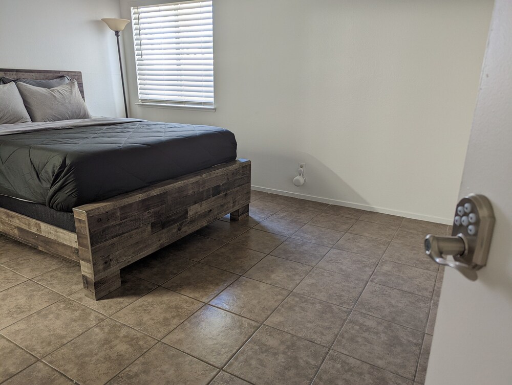 Shared cozy modernized residential home in Las Vegas (Master Bedroom)