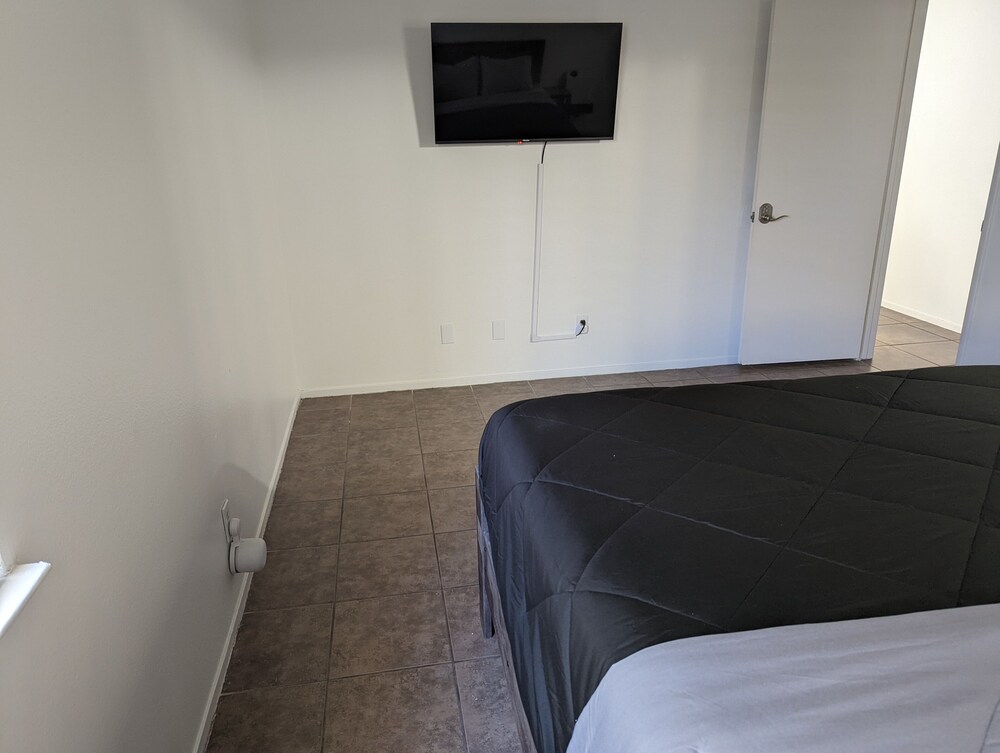 Shared cozy modernized residential home in Las Vegas (Master Bedroom)