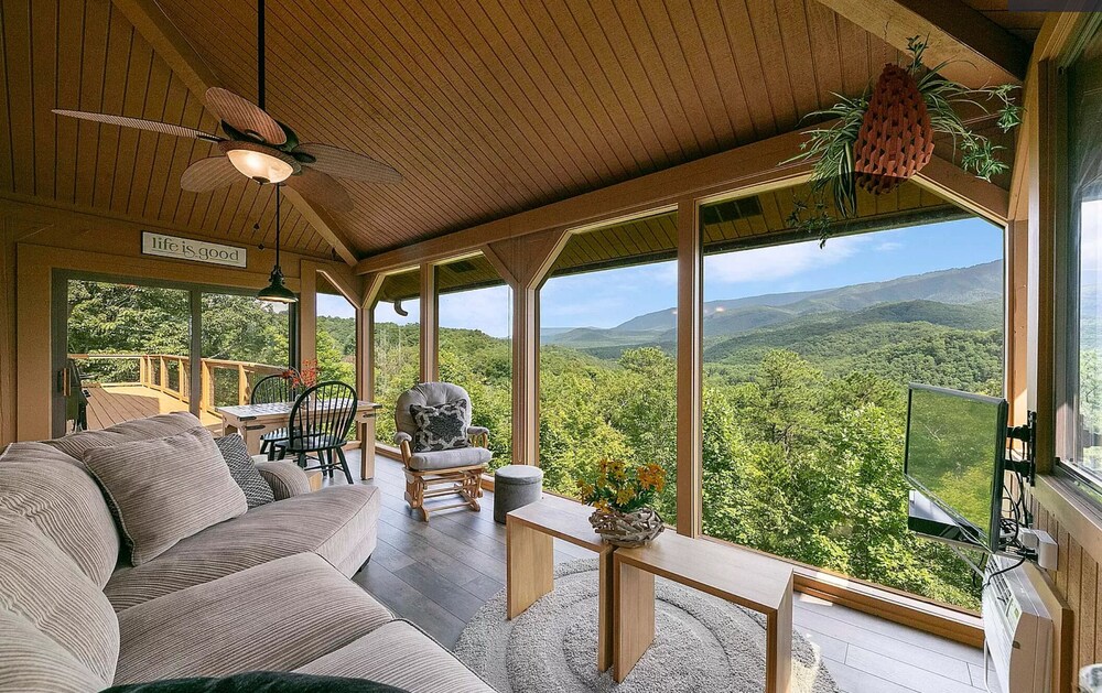 STUNNING View, PRVT Mountain Cabin, Sauna, MovieRm